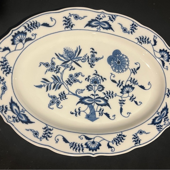 Vintage 14" Blue Danube oval Platter EUC. Plus 2 dinner plates. - Picture 4 of 7